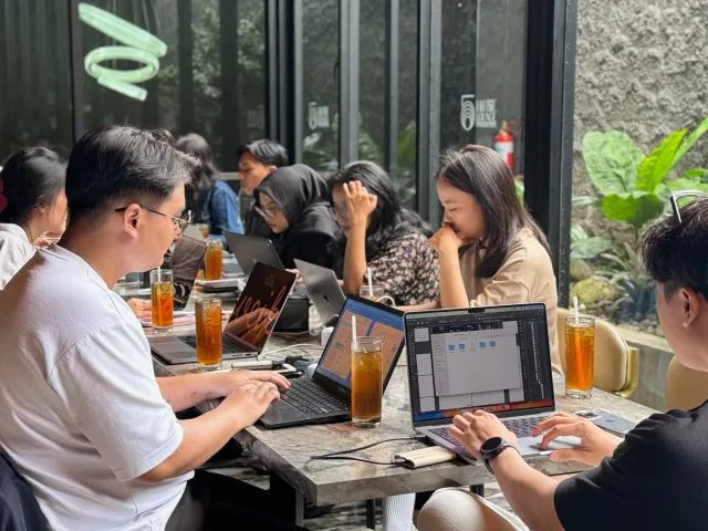 Malang Remote Club members at a meetup in Hi-5 Lounge